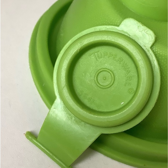 EUC Tupperware Quick Shaker 2 cup - Picture 9 of 9